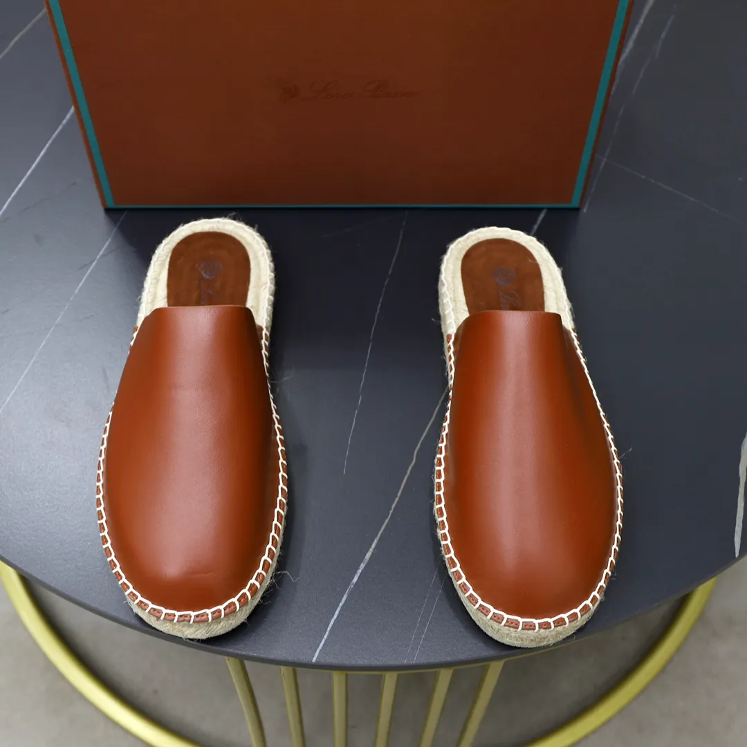 Men's Men's Shoes💰540💰Loro piana Naha Men's Slippers This fashionable sandal is crafted from smooth cow leather and has interlaced straps for a modern three-dimensional texture. Lightweight yet strong, smooth leather balances modern appeal with time-honored quality. Viewed from every angle, the embossed and polished appearance shows meticulous craftsmanship. Ergonomically cushioned insole, covered with nappa leather, with matching upper and natural polished sole. Cowhide upper + rubber outsole Size: 38-44 (customized for 45-46)
